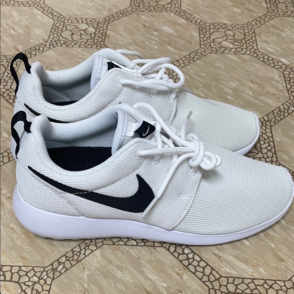 NWOT Size 7 Nike Women’s Roshe White Mesh Sneakers